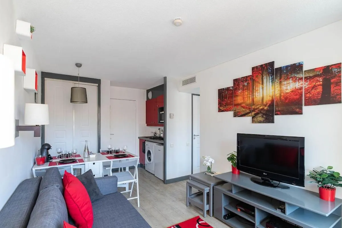 Cozy Apartment In Cannes - Air Conditioning, Wi-Fi, Beach 2 Minutes Away 0*,  Francja